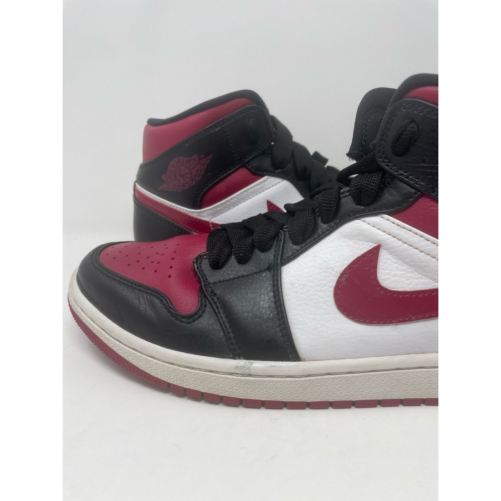 Jordan Brand Nike Air Jordan Retro 1 Mid Red Black 554724-066 Men Size 8 Size US 8 / EU 41 - 5 Thumbnail