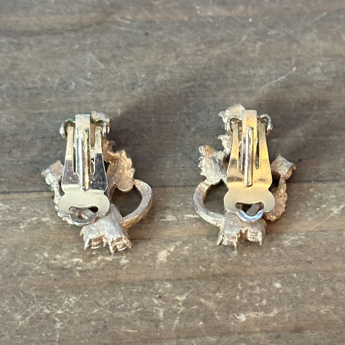 Vintage Vintage gold tone Aurora Borealis leaves clip on earring Size ONE SIZE - 3 Thumbnail