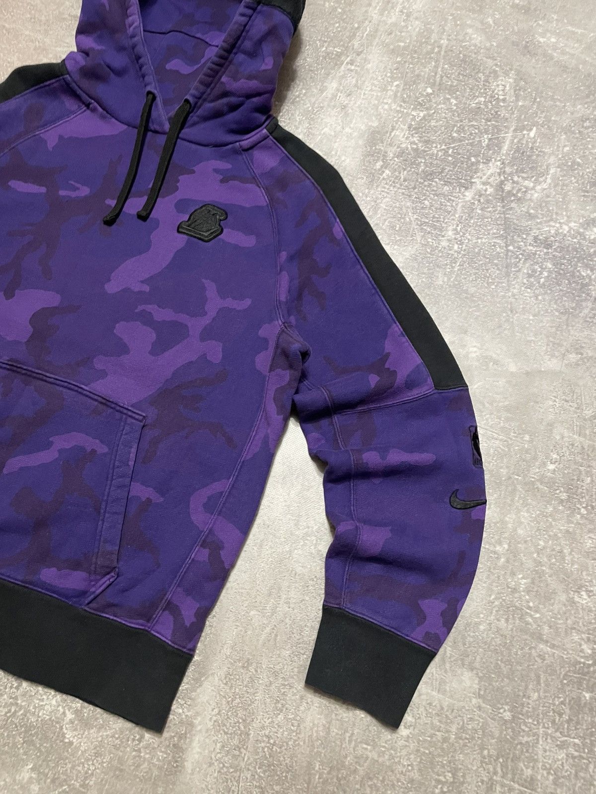 NBA × Nike Vintage Nike NBA LA Lakers Lebron Hoodie Purple Camo Size US M / EU 48-50 / 2 - 5 Thumbnail