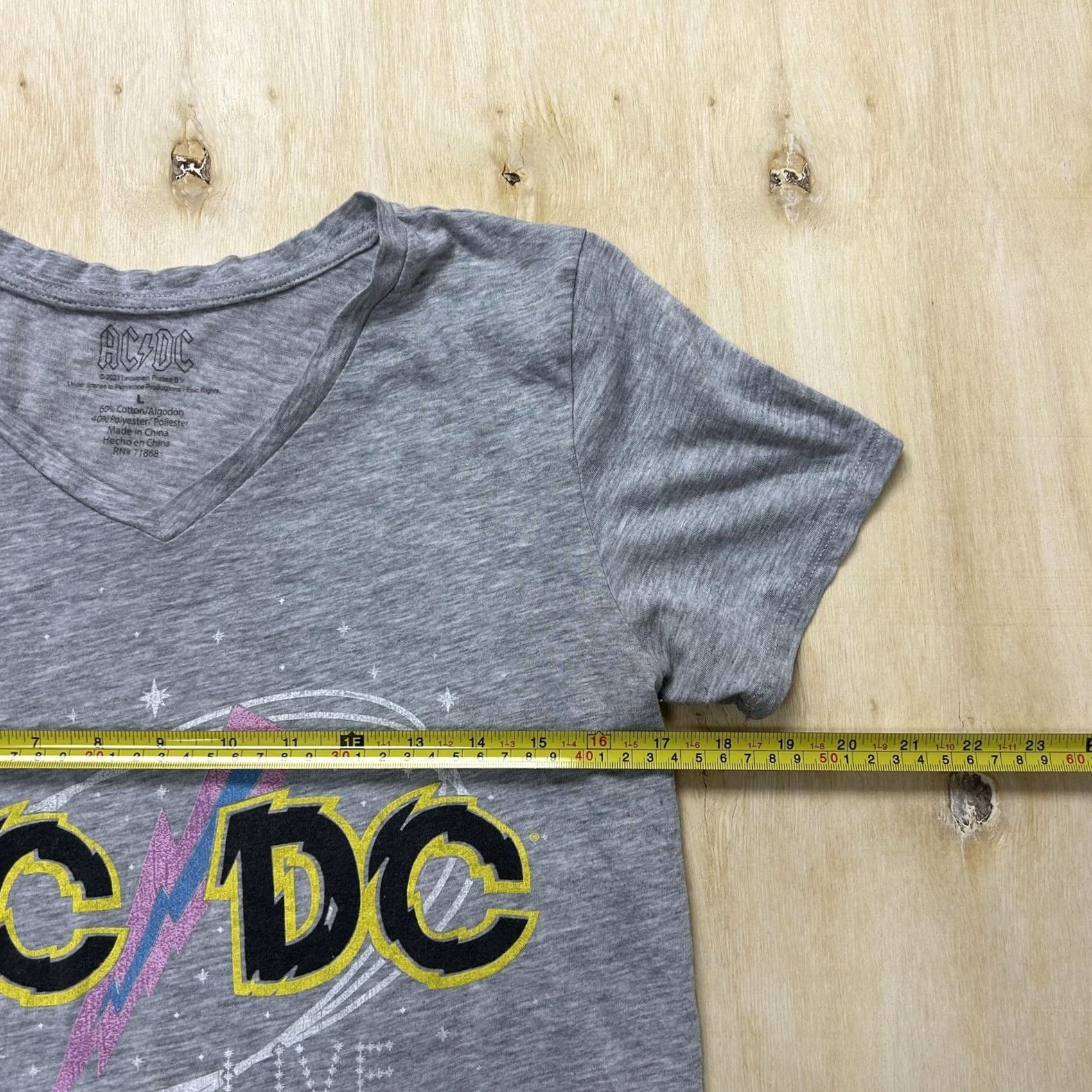 Olive AC/DC Shirt Womens Large Gray Live 1981 Tour V Neck Tee T-Shirt Shirt Women Casual Rock Music Band Budget-friendly Size L / US 10 / IT 46 - 5 Thumbnail