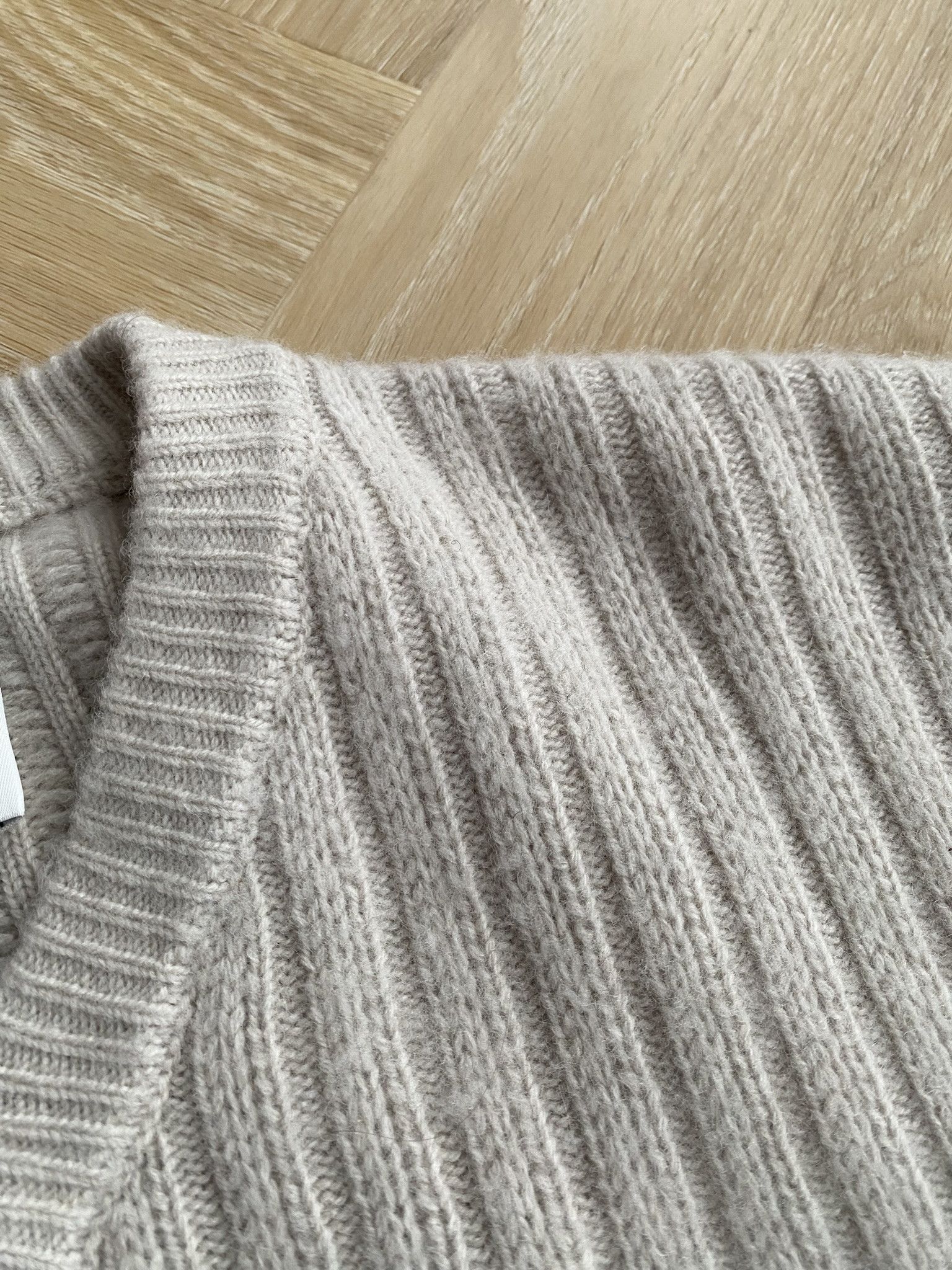 Wood Wood 48/M - Lambswool Cable V-Neck - Nature Size US M / EU 48-50 / 2 - 12 Thumbnail