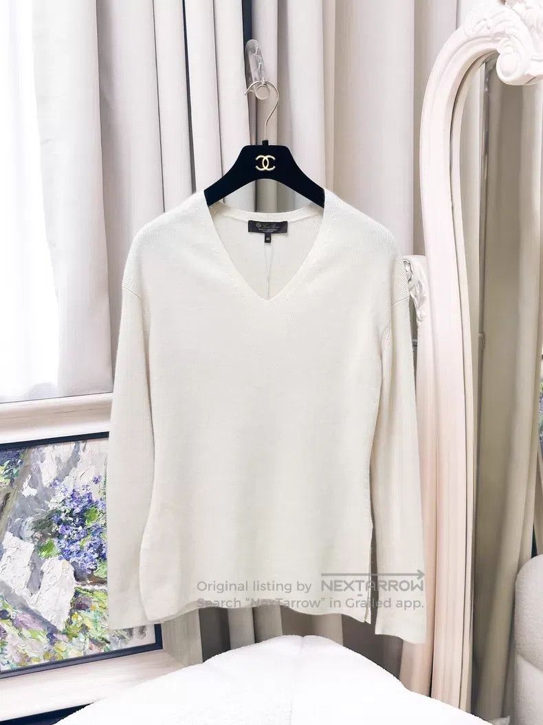 Loro Piana Loro Piana Beige V-Neck Long Sleeve Knit Top Size XS / US 0-2 / IT 36-38 - 1 Thumbnail