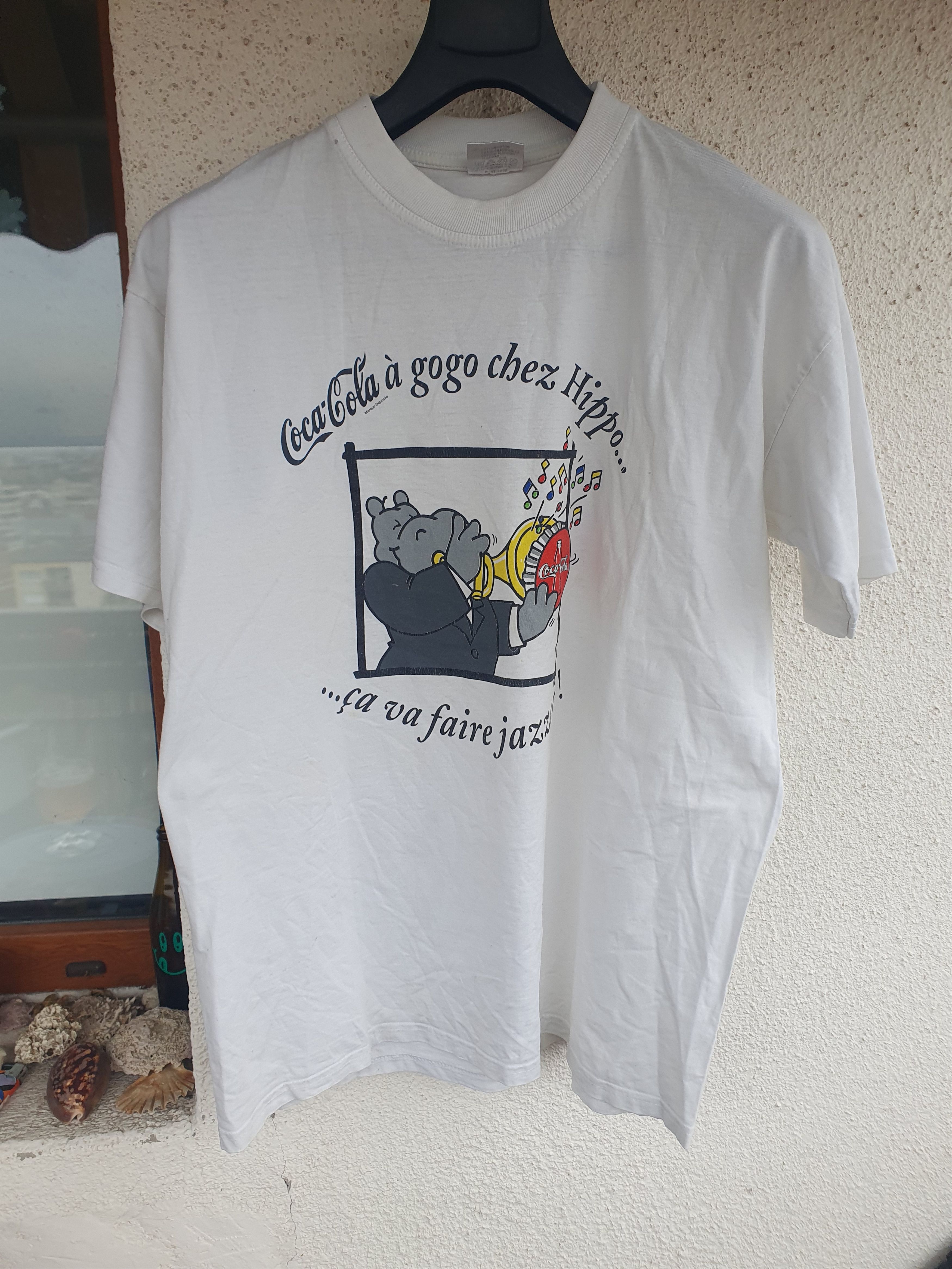 Coca Cola × Vintage Coca Cola A Gogo Chez Hippo Vintage T-shirt sz L? Size US L / EU 52-54 / 3 - 5 Thumbnail