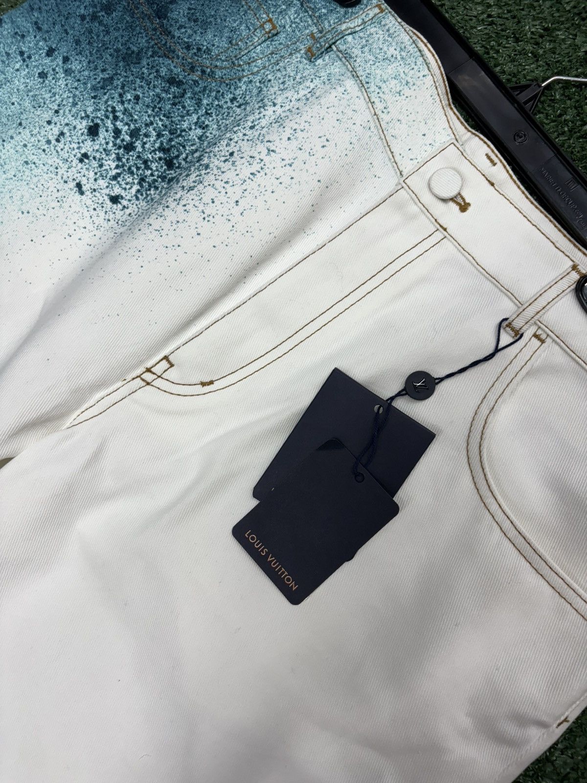 Louis Vuitton Louis Vuitton LV Spray Denim Pants White Blue Jeans Size 38 Size US 38 / EU 54 - 3 Thumbnail