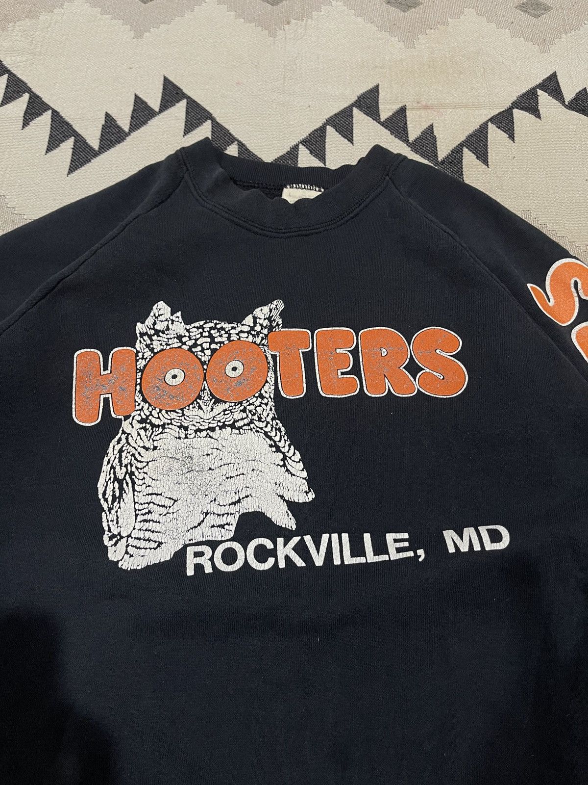 Vintage 90s HOOTERS ROCKVILLE,MD SPELLOUT SWEATSHIRT DISTRESSED Size US M / EU 48-50 / 2 - 6 Thumbnail