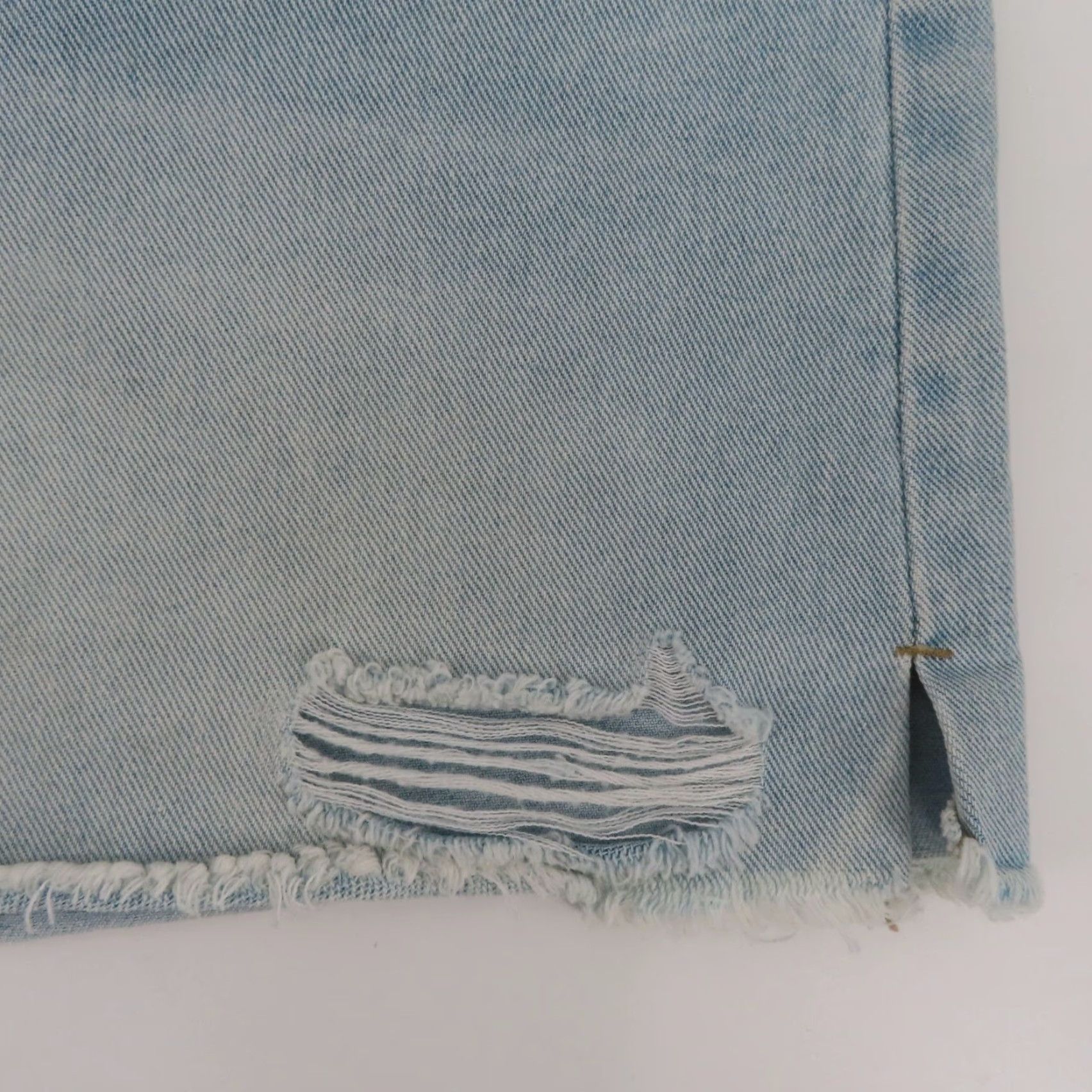 Vintage No Boundaries Juniors Shorts High Rise Destructed Midi 7 Light Blue Denim Jeans NEW Size 28" / US 6 / IT 42 - 4 Thumbnail