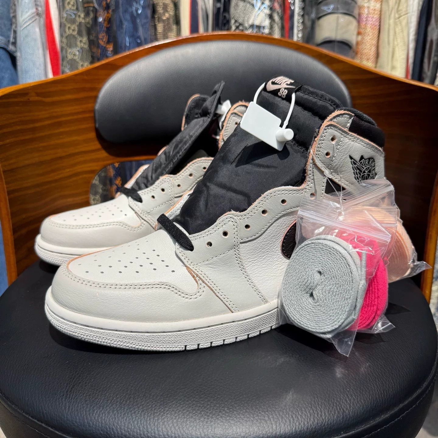 Nike Nike AJ1 White Lowtop Sneakers 43 Men Size US 10 / EU 43 - 1 Thumbnail