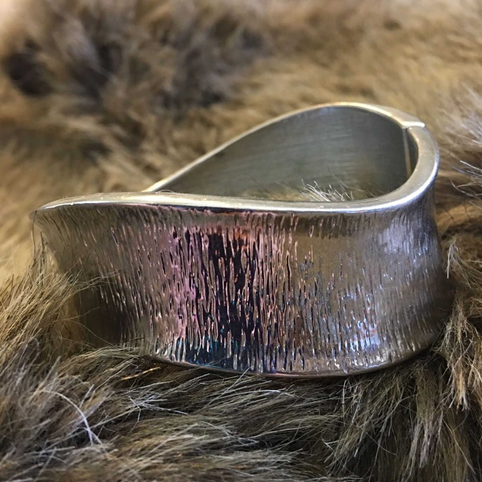 Jewelry Textured silver tone wavy style clamp bracelet Size ONE SIZE - 2 Thumbnail