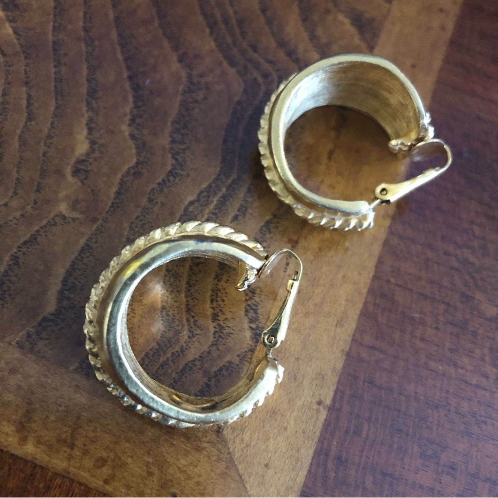 Kenneth Jay Lane Vintage 70s-80s Kenneth Jay Lane matte gold clip on earrings Size ONE SIZE - 7 Thumbnail