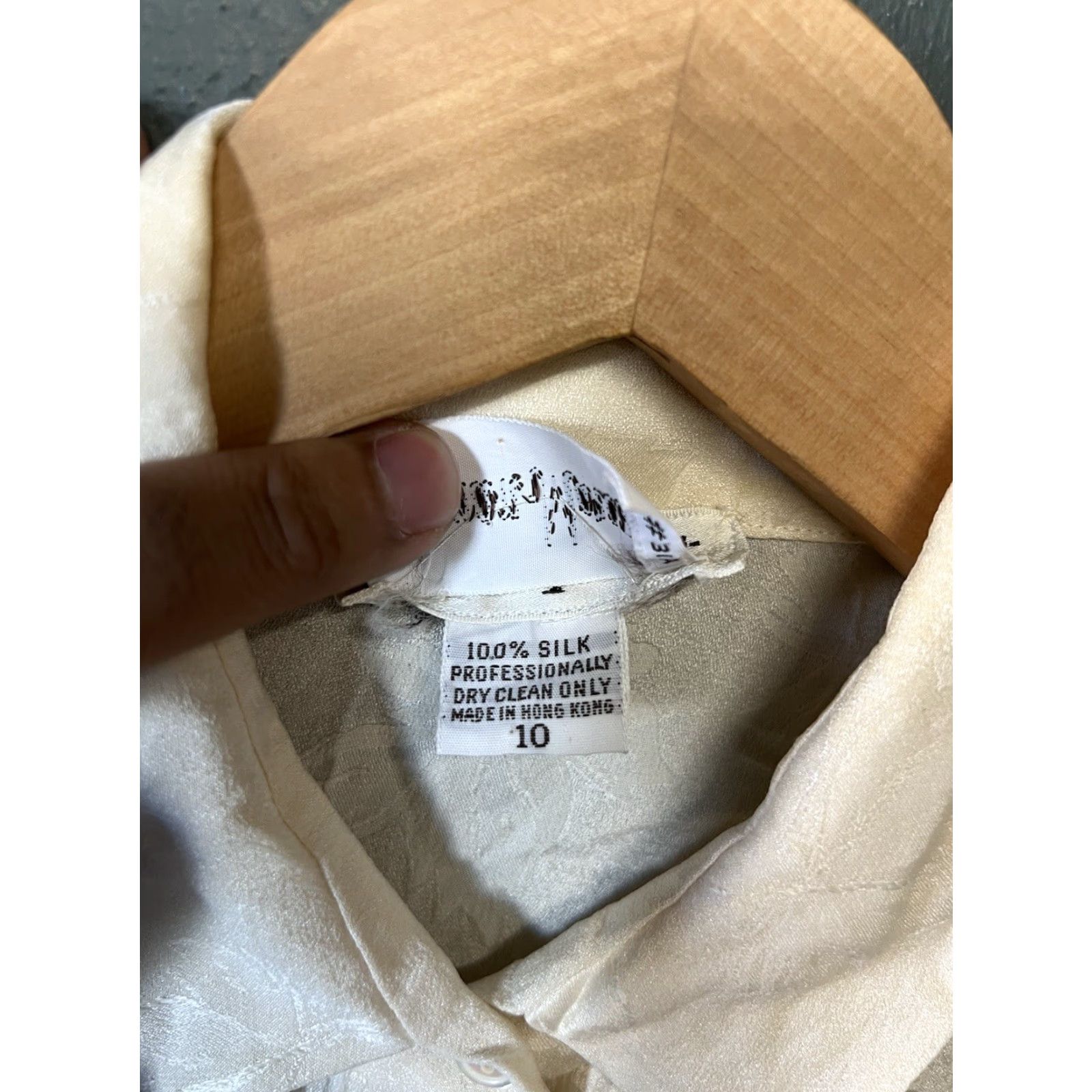 Neiman Marcus VINTAGE Neiman Marcus Womens Ivory Long Sleeve Silk Button-Up Size 10 Size L / US 10 / IT 46 - 4 Thumbnail