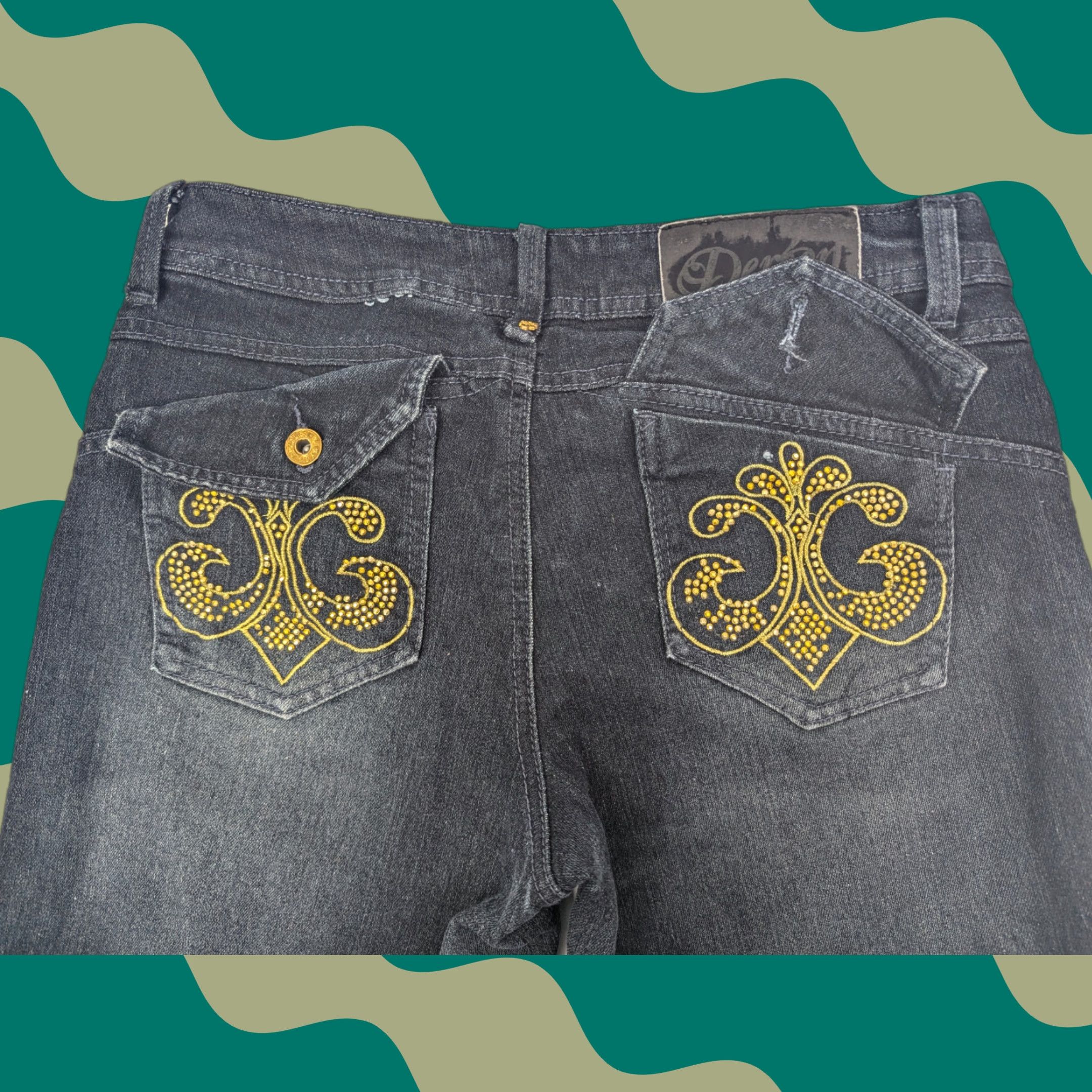 Vintage Dereon Dark Wash Jean Shorts Women’s 7/8 Fleur de Lis Jeweled Back Pockets Short Cotton Denim Spandex Stretch Flat Front Regular Size 28" / US 6 / IT 42 - 1 Thumbnail