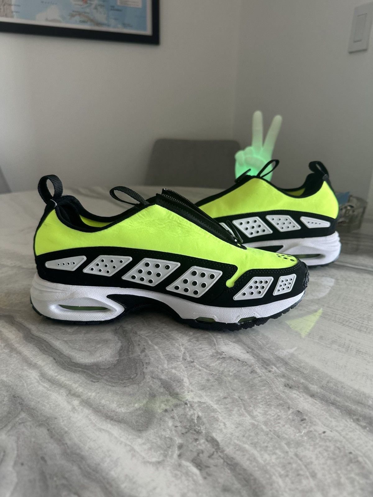 Nike Nike Air Max SNDR Women’s Sneakers in Volt / Black Size US 9 / IT 39 - 6 Thumbnail