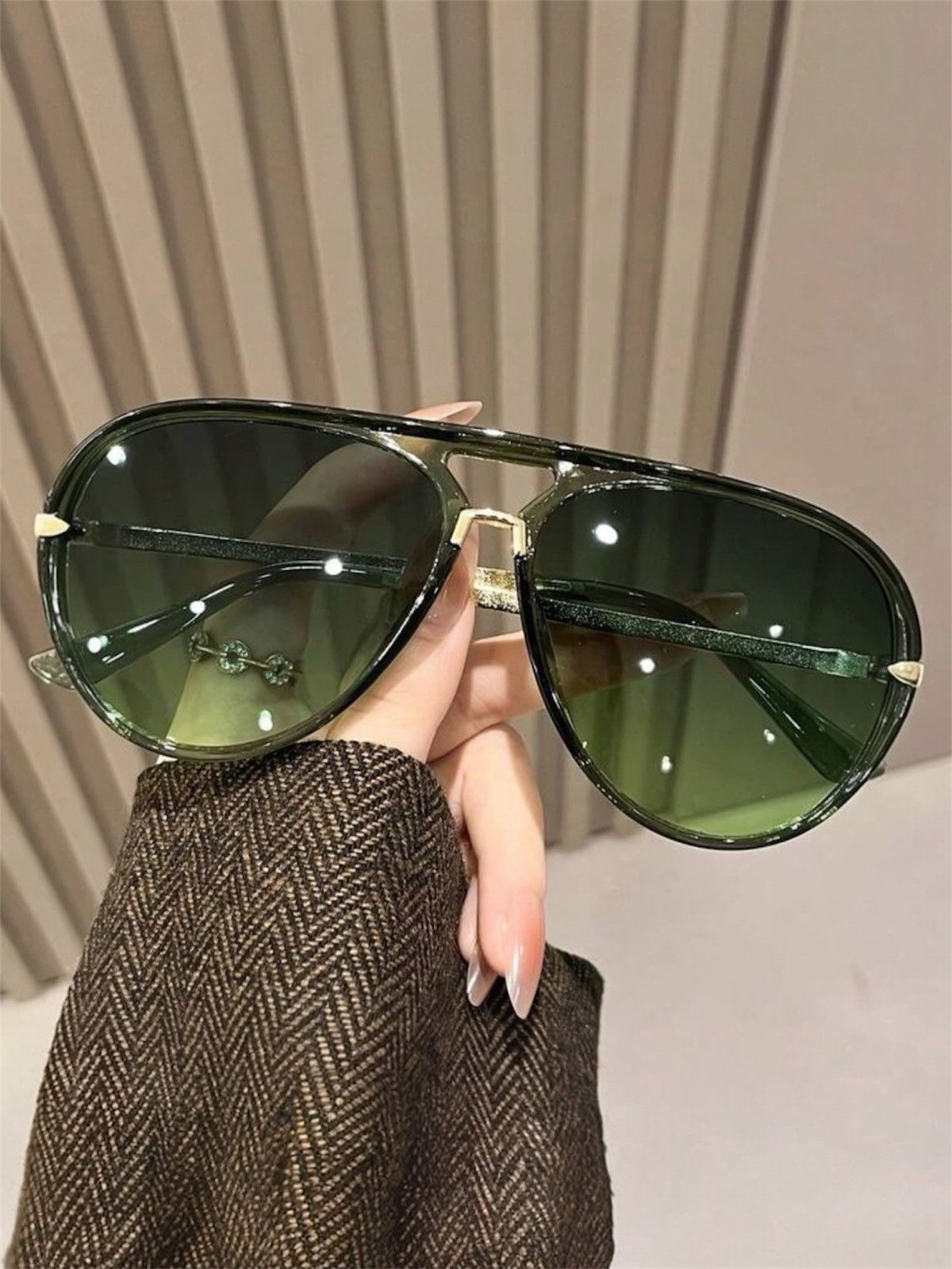 Other Women Oversized Green Gradient Sunglasses Gold Frame Fashion Size ONE SIZE - 1 Thumbnail
