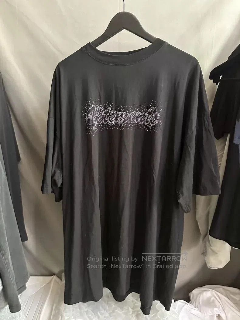 Vetements Vetements Logo Rhinestone Short Sleeve T. Size US S / EU 44-46 / 1 - 1 Thumbnail