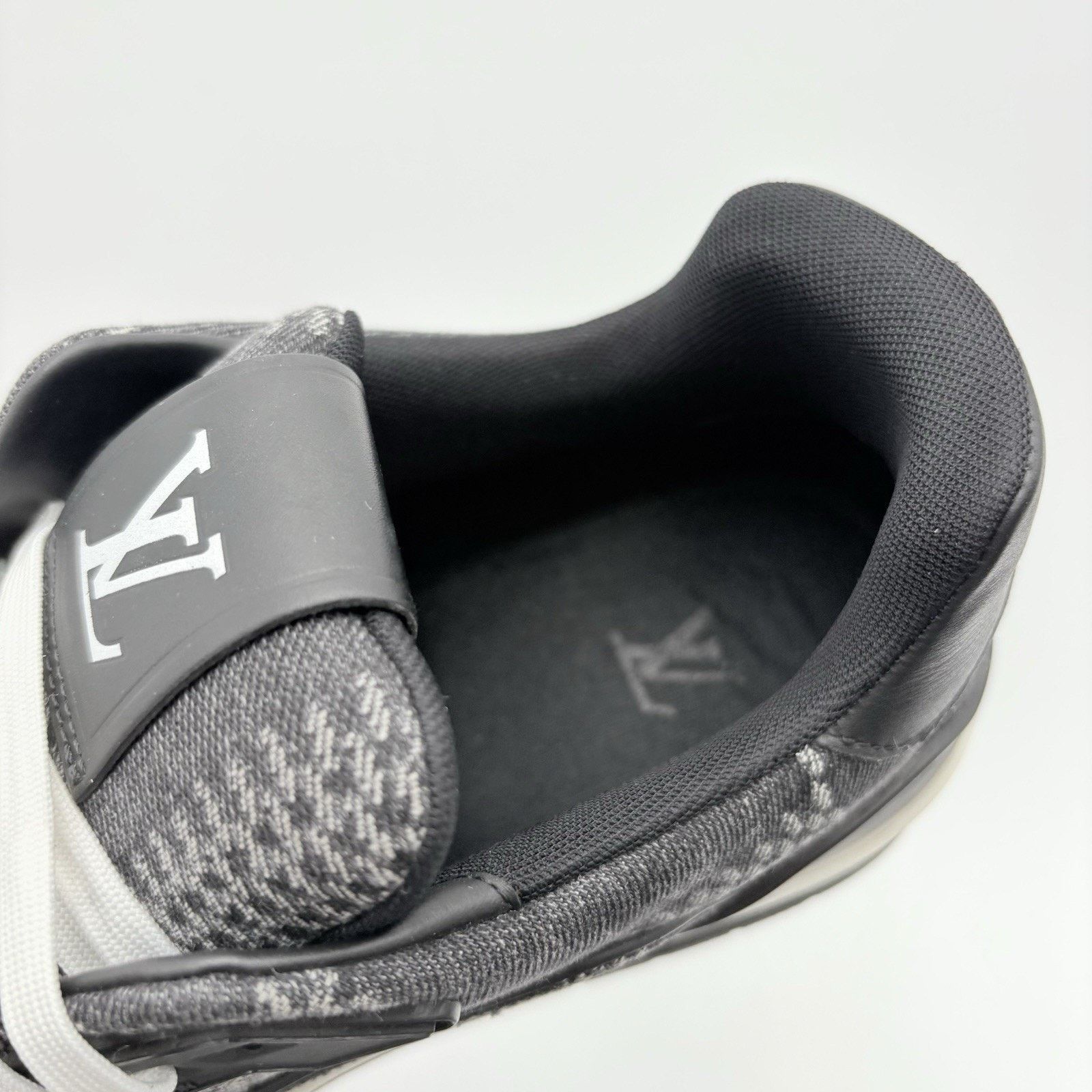 Louis Vuitton 10.5-11 US Louis Vuitton Trainer ' Black White '| VERY CLEAN Size US 11 / EU 44 - 6 Thumbnail