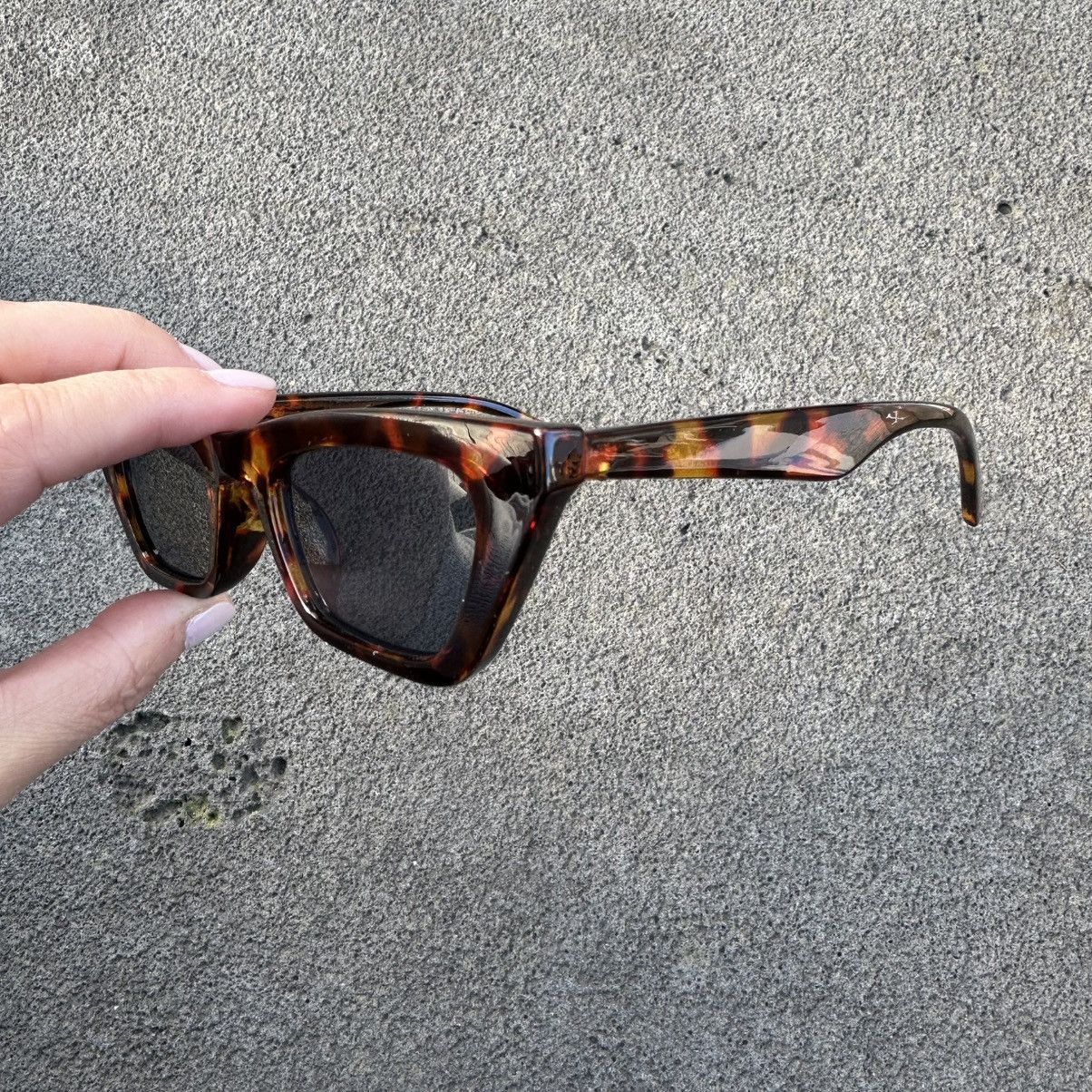 Other SUNGLASSES BRAND NEW CLASSIC RETRO VINTAGE YT8181-01 Size ONE SIZE - 2 Thumbnail