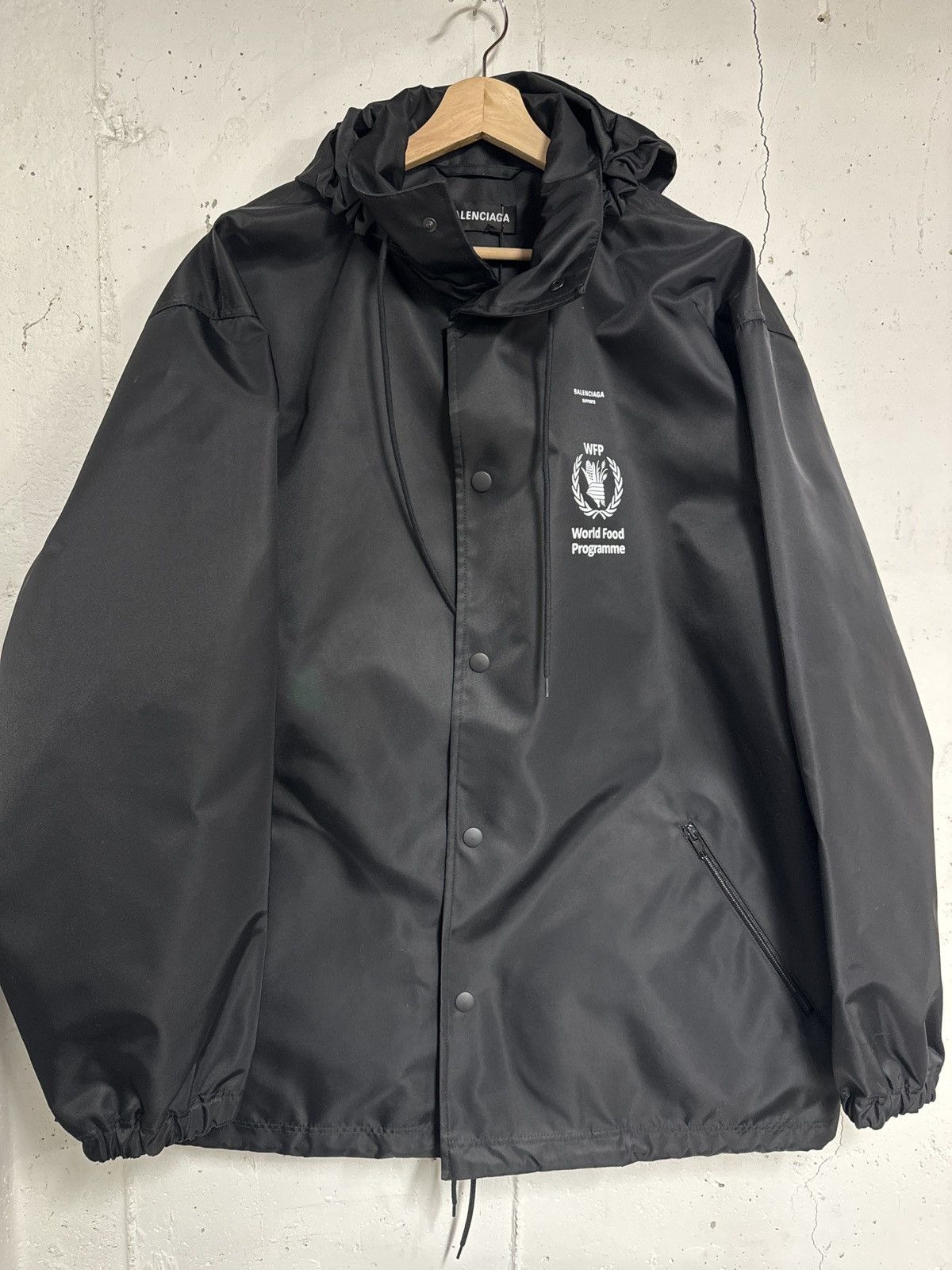 Balenciaga FW18 WFP World Food Programme Windbreaker Jacket NWT (46) Size US M / EU 48-50 / 2 - 3 Thumbnail