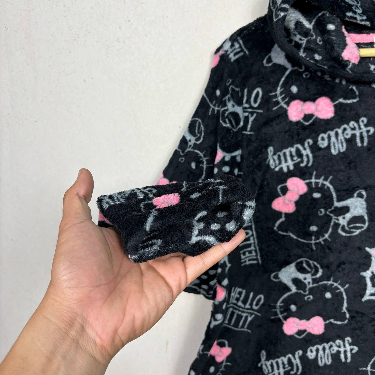 Anime HELLO KITTY Shaggy Fleece OVP Hoodie Black Pink Boxy Size US M / EU 48-50 / 2 - 4 Thumbnail