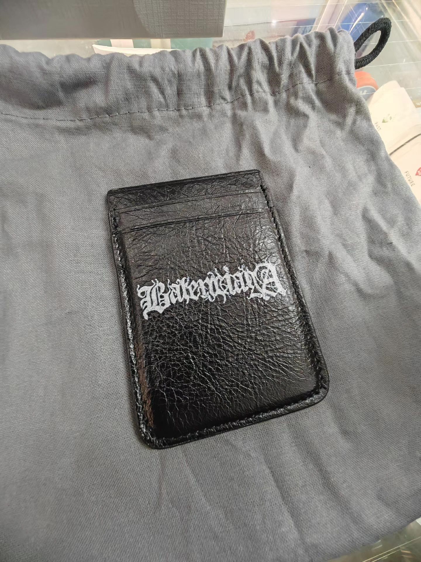 Balenciaga Balenciaga Metal Graffiti Magnetic Phone Card Holder。 Q15 Size ONE SIZE - 1 Thumbnail