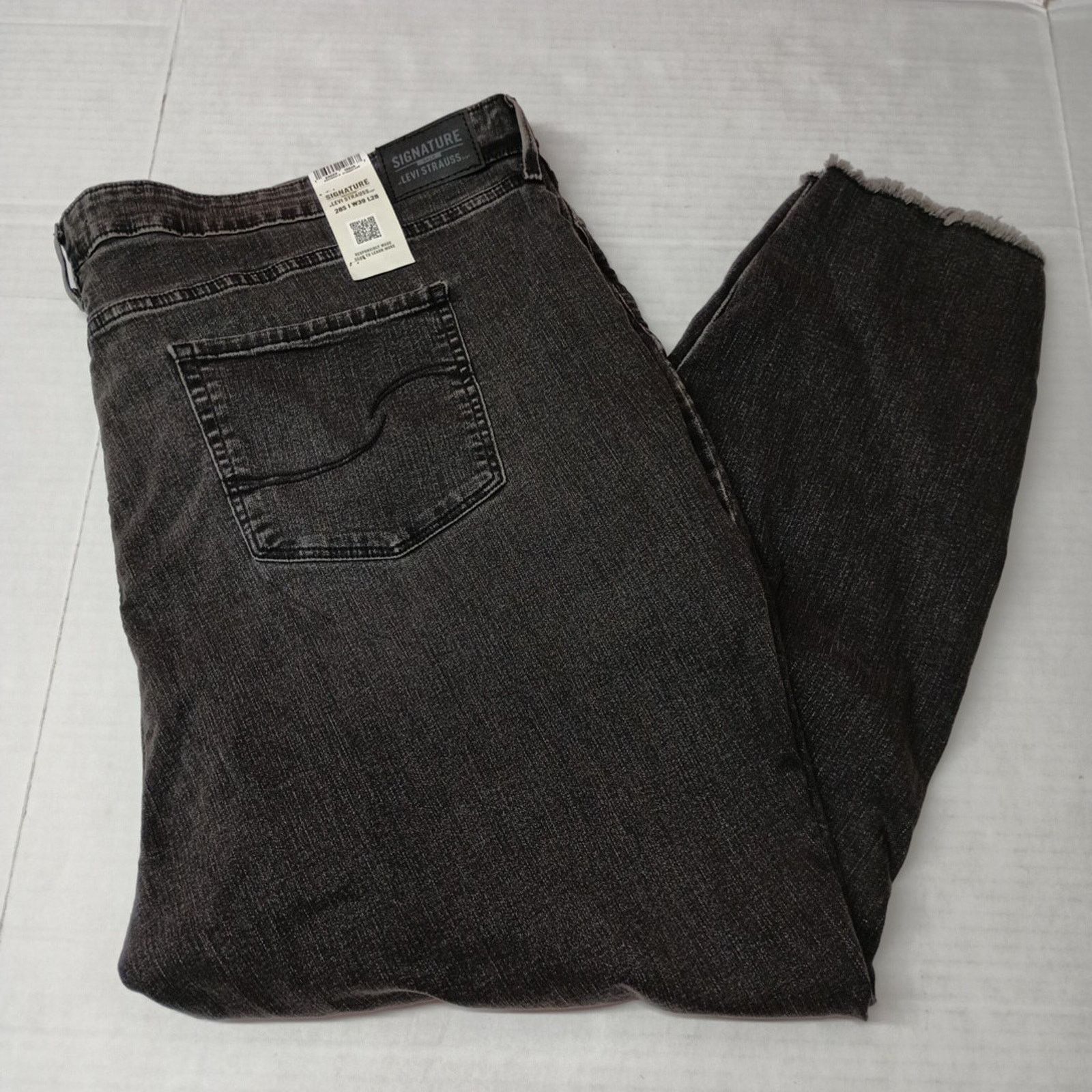 Levi's Levi High Rise Skinny Jeans Woman's Size 28S 39x28 Raw Hem Size 39" - 1 Thumbnail