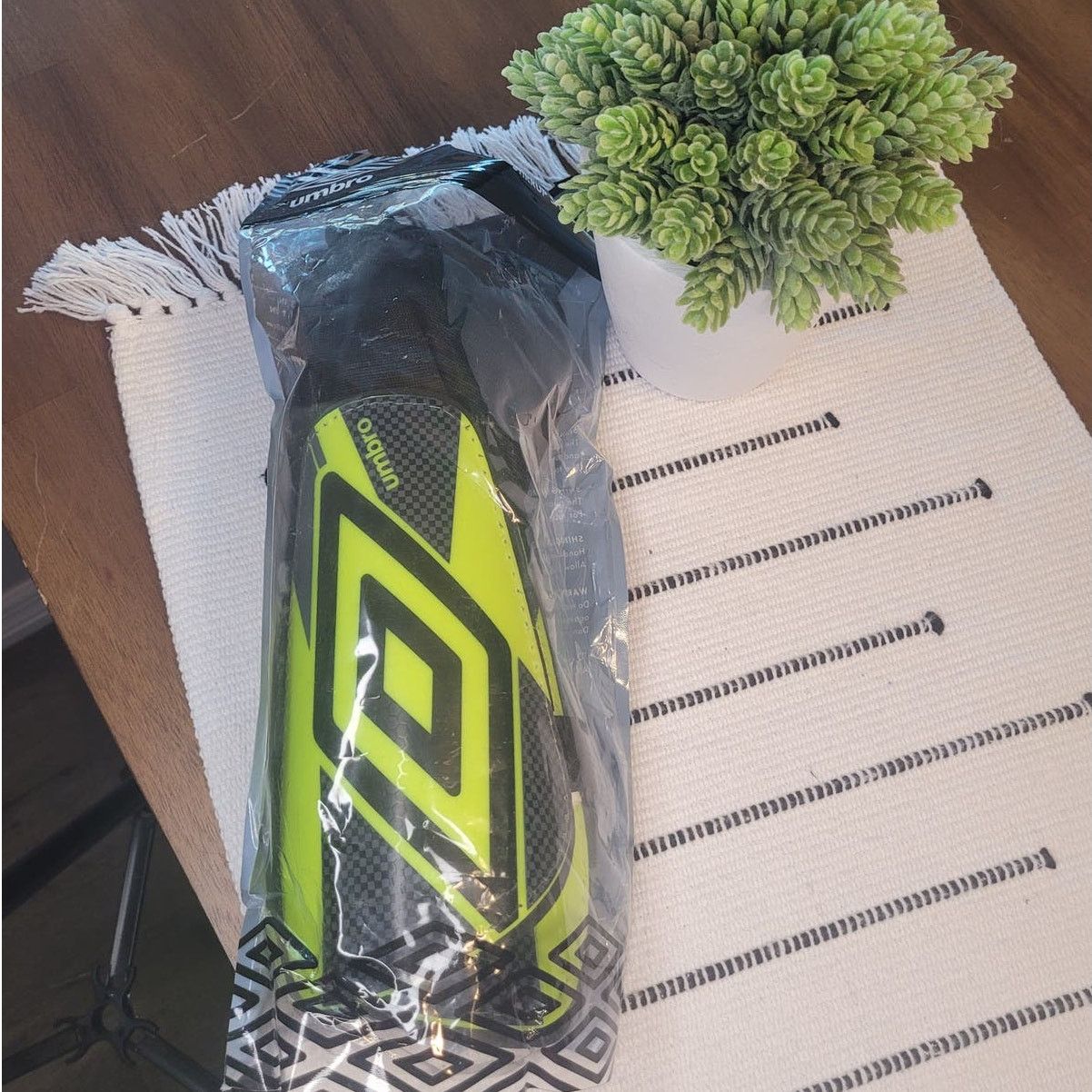Umbro Umbro Jr Stirrup Soccer Shinguards 4' 7"- 5' 3" New Soccer Size ONE SIZE - 11 Thumbnail