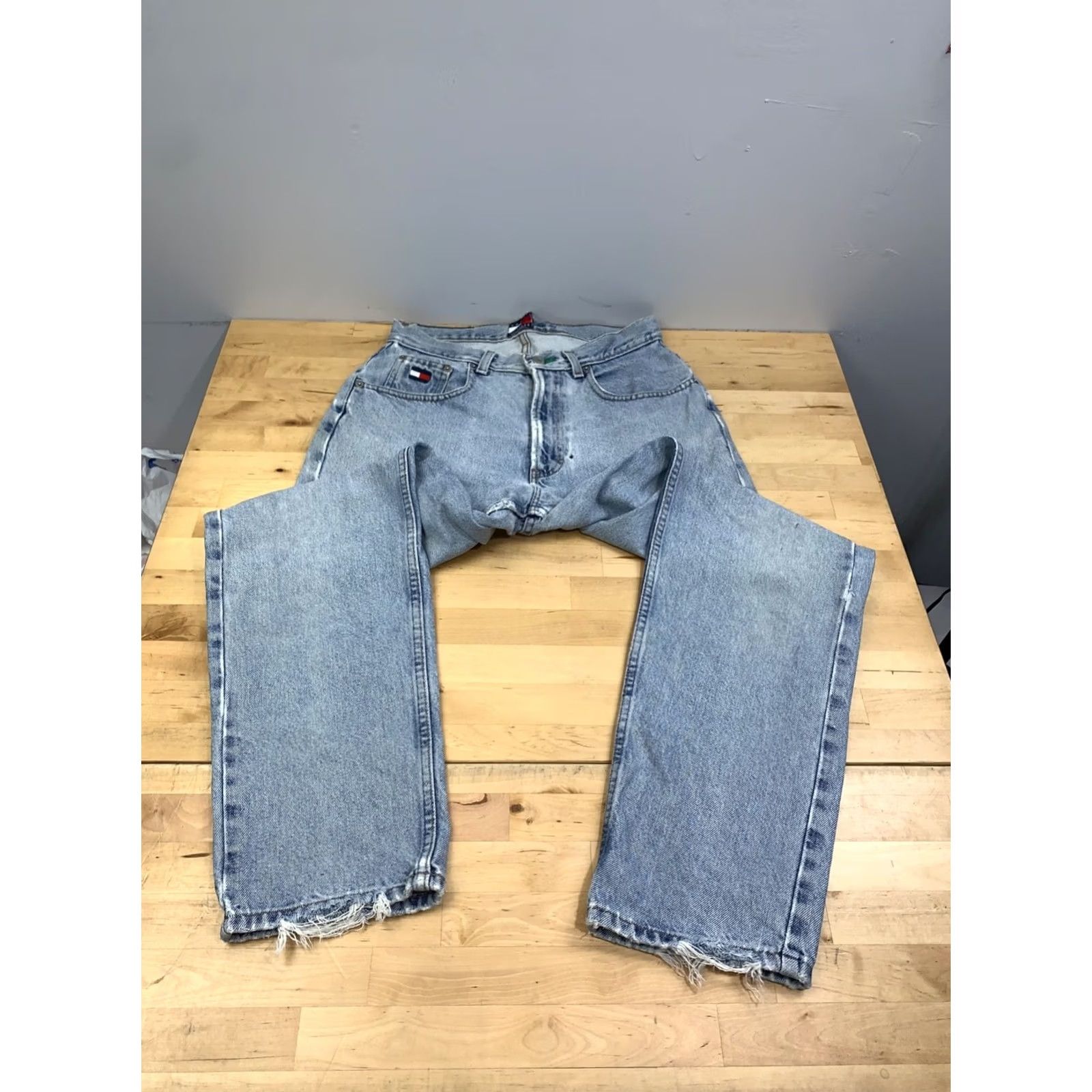 Tommy Hilfiger VINTAGE Tommy Hilfiger Denim Jeans Jeans Distressed Logo 90s 28" Waist 28" Inseam Mens Womens Unisex Adults Blue Denim Size 28" / US 6 / IT 42 - 6 Thumbnail