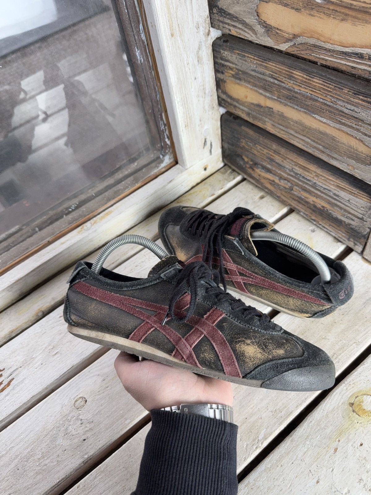 Onitsuka Tiger Onitsuka Tiger Distressed Low-Top Sneakers Black Red US 8 Size US 8 / EU 41 - 3 Thumbnail