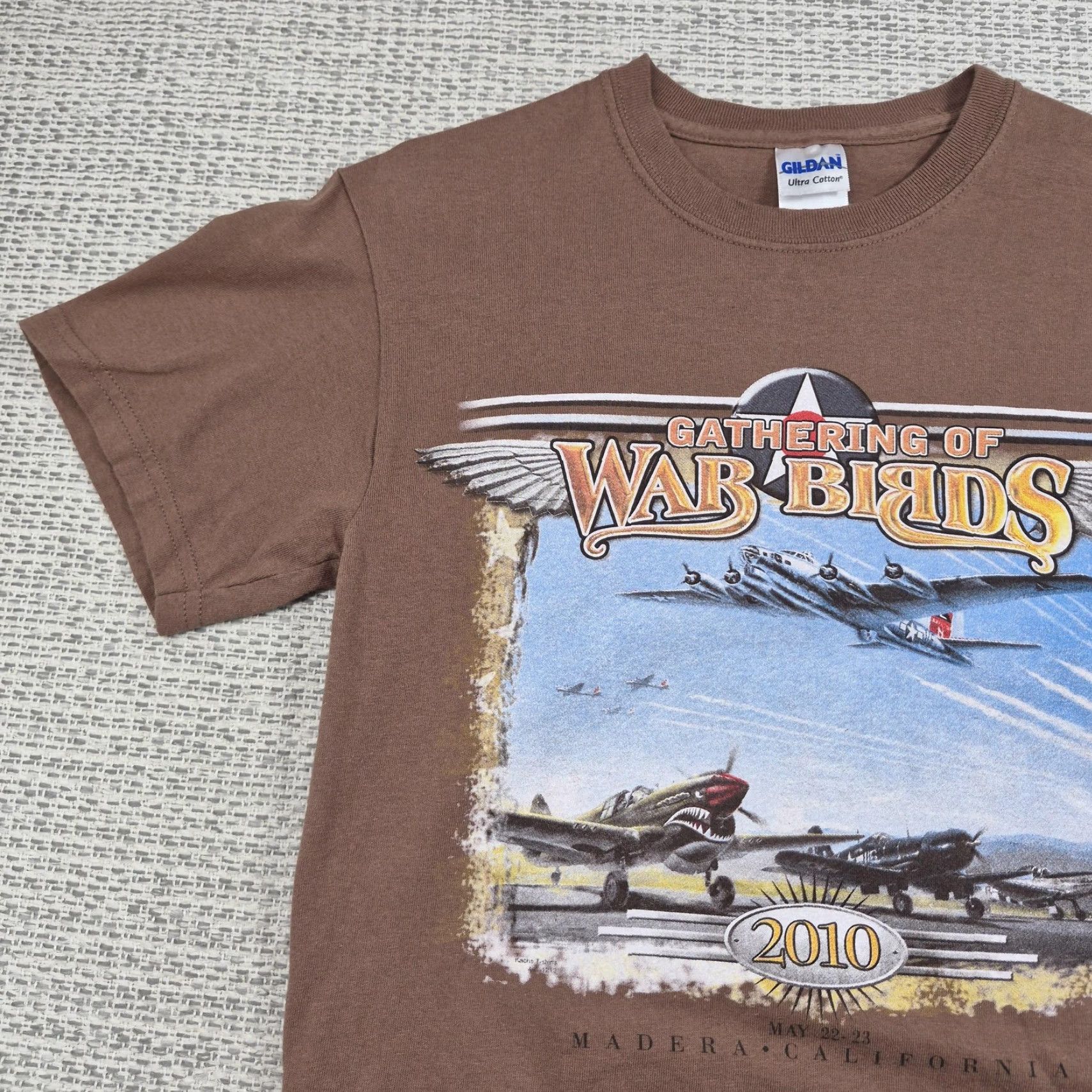 Gildan VINTAGE Gathering Of War Birds 2010 Shirt Mens Small Brown Gildan Airshow Graphic Tee Size US S / EU 44-46 / 1 - 3 Thumbnail