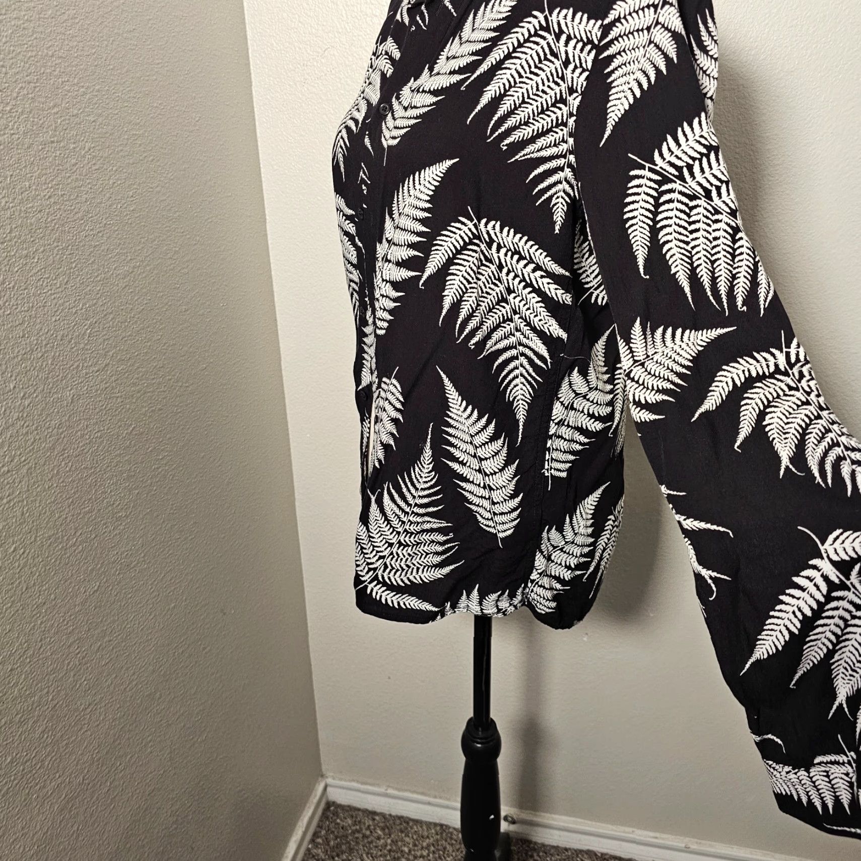 H&M H&M Button Down Shirt Black Floral Business Work Office Preppy Classic Size S Women Button-Up Chiffon Polyester Long Sleeve Collared Size S / US 4 / IT 40 - 2 Thumbnail