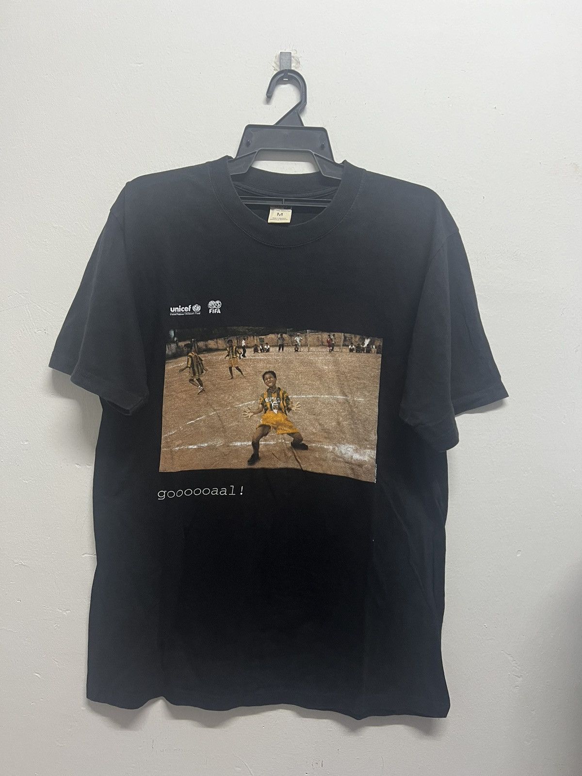Vintage Vintage 90’s Unicef Paul Lowe / Magnum Artwork Tee Size US L / EU 52-54 / 3 - 1 Thumbnail