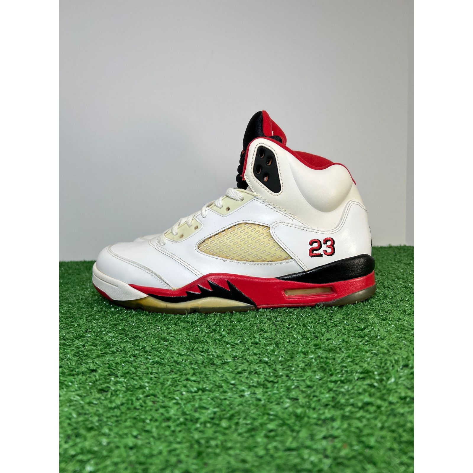 Air Jordan Retro V5 Fire Red Black Tongue 136207120 Size 8.5 Air Jordan 5 Retro White Fire Red Black Tongue Shoes Size 10  main image 2