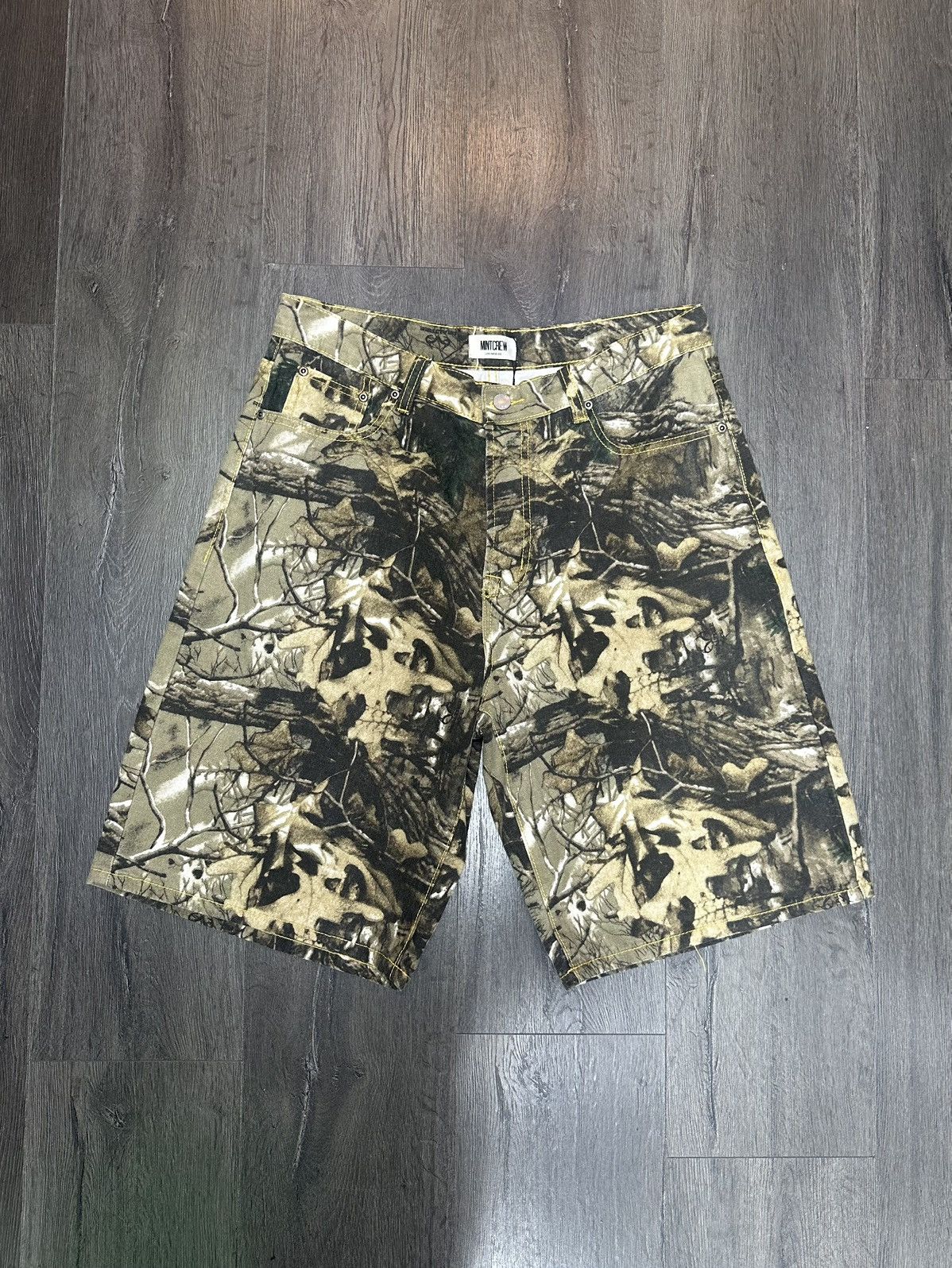 Mintcrew Mintcrew “real tree” jean shorts Size US 38 / EU 54 - 1 Thumbnail