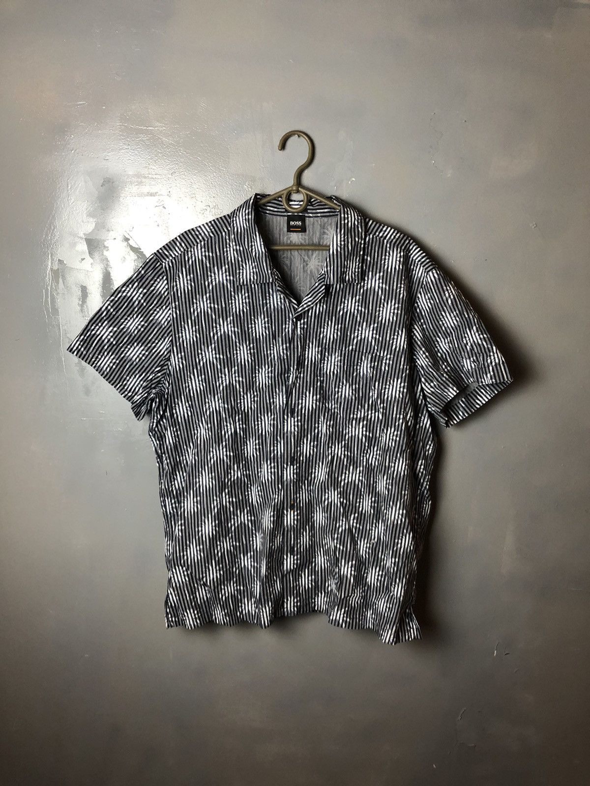 Hugo Boss Men’s crazy Shirt Hugo Boss size Xl Size US XL / EU 56 / 4 - 1 Thumbnail