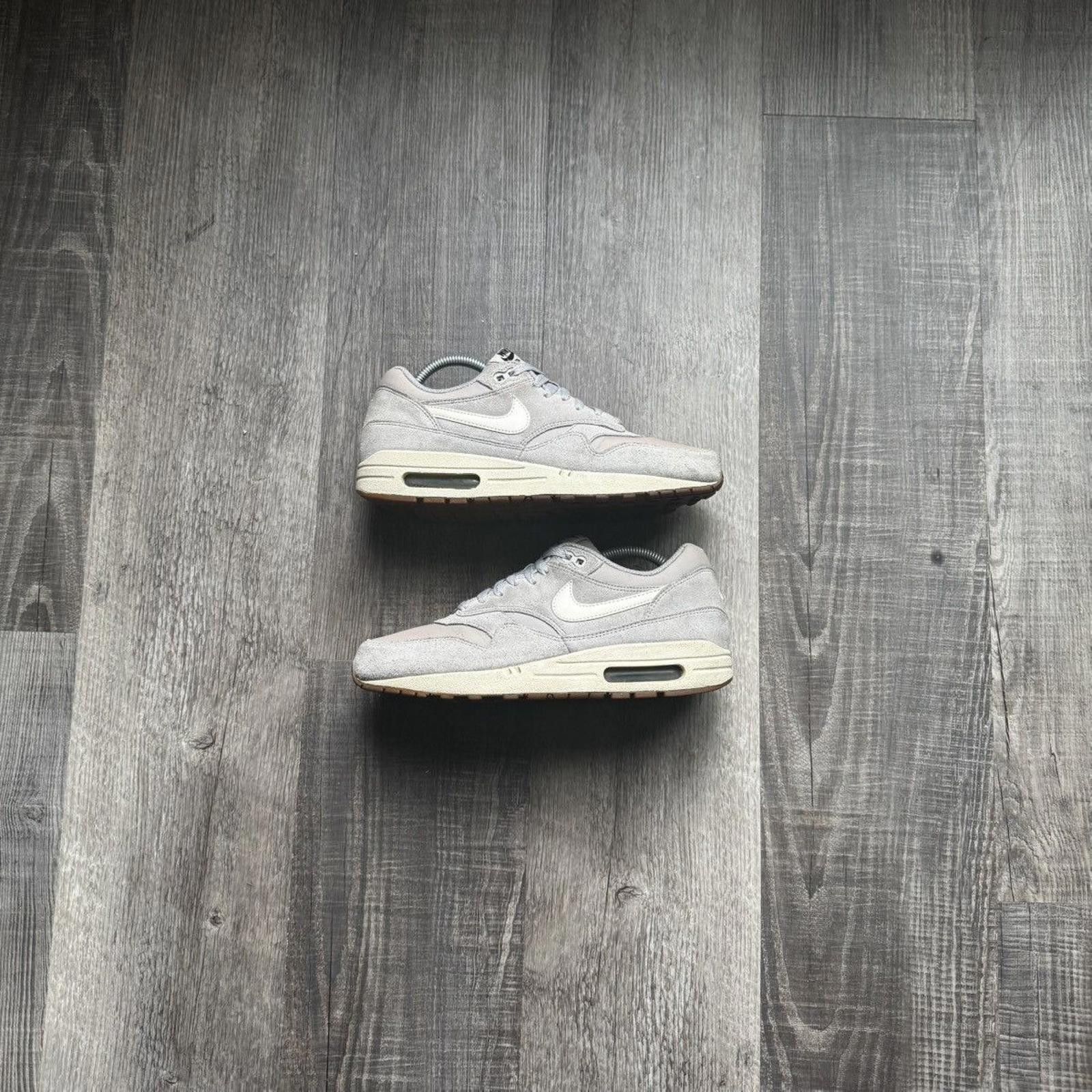 Nike NIKE • Air Max 1 "2014 Matte Silver" (9M) Size US 9 / EU 42 - 1 Thumbnail