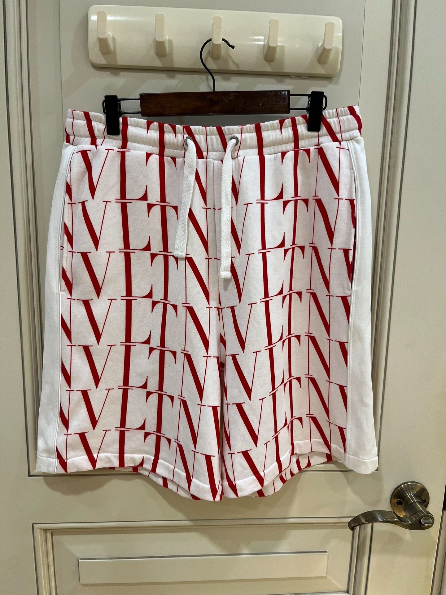 Valentino Valentino Red VLTN Print Shorts Size US 28 / EU 44 - 2 Thumbnail