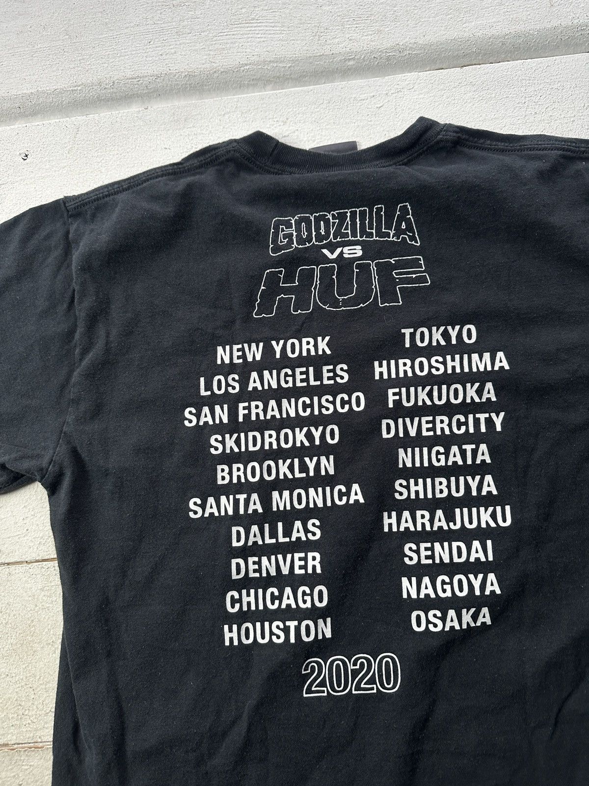 Huf 🚨GODZILLA VS HUF 2020 BIG LOGO t shirt sk8 rap black Size US M / EU 48-50 / 2 - 9 Thumbnail