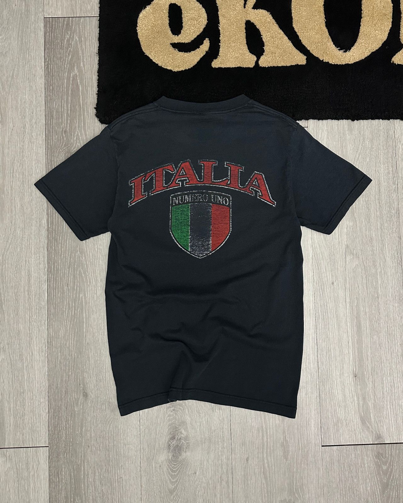 Vintage Vintage Italy Italia Numero Uno Faded Black T-Shirt - Small Size US S / EU 44-46 / 1 - 1 Thumbnail