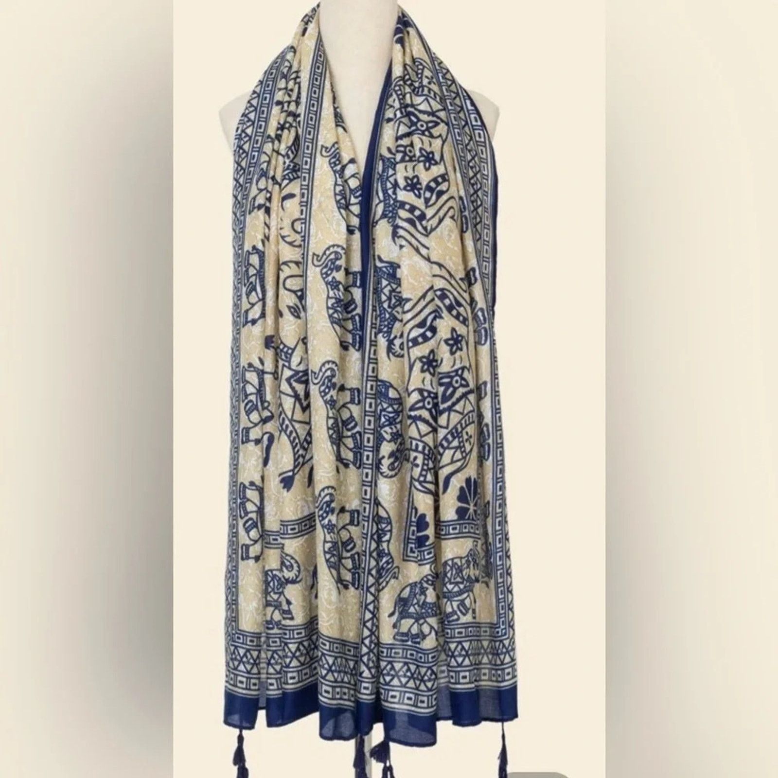 Shein Elephant novelty print scarf with tassels at each corner. Size ONE SIZE - 1 Thumbnail