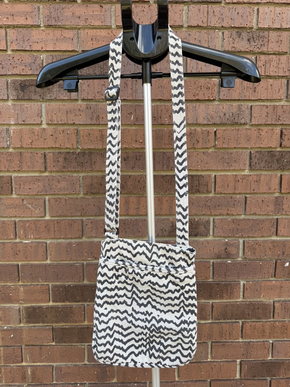 KAVU Kavu Keeper Crossbody Bag Purse Canvas Zigzag Pattern Brown Size ONE SIZE - 3 Thumbnail