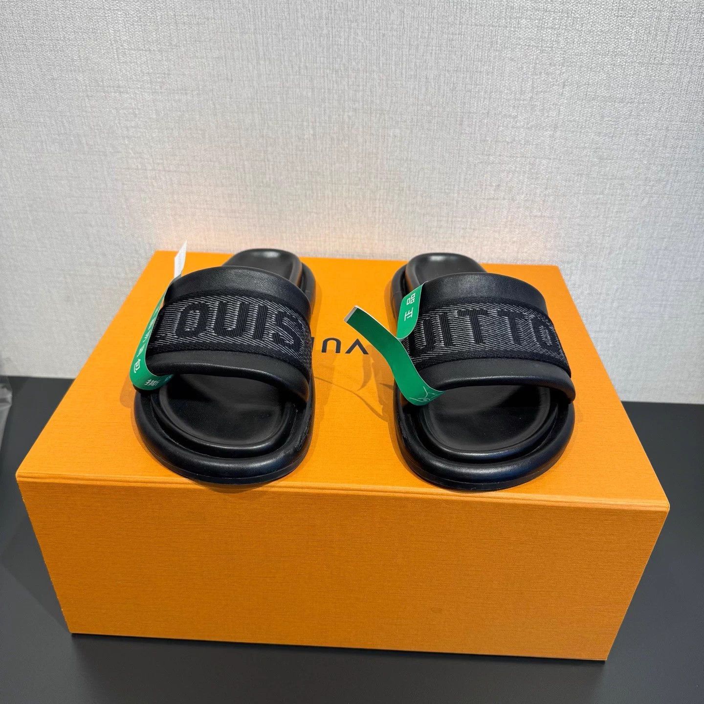 Louis Vuitton LV Bliss 24ss 1-strap Embroidered Slide Black 35 Size US 4 / IT 34 - 2 Thumbnail