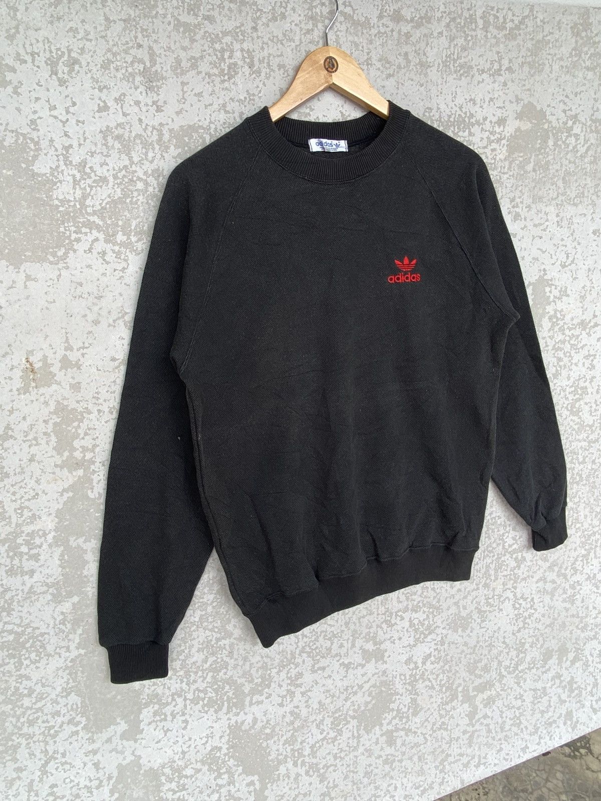 Other Vintage Adidas Small Embroidery Crewneck Sweatshirt Black Size US M / EU 48-50 / 2 - 3 Thumbnail