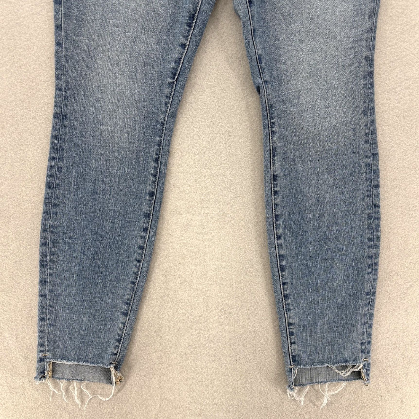 Good American Good American Jeans Womens 8 Skinny Blue Medium Distressed Fringe Hem Rise Mid 8.5-10.5 Inseam 28 Pockets Cotton Blend Denim Zip 5-Pocket Womens Size 30" / US 8 / IT 44 - 3 Thumbnail