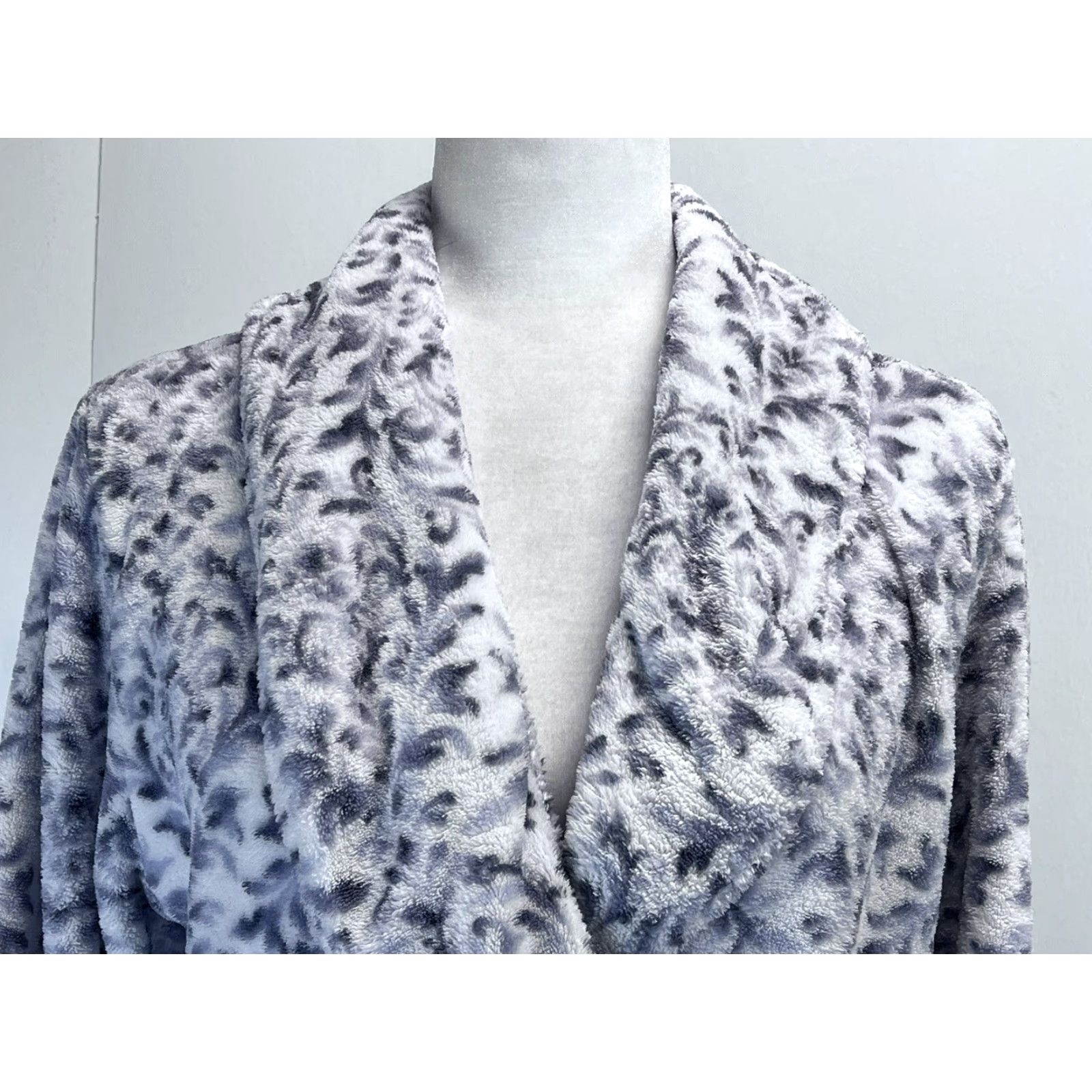 Laura Ashley Laura Ashley Robe Women Adult XL Grey/White Floral Fleece Belted Cozy Womens Size ONE SIZE - 5 Thumbnail