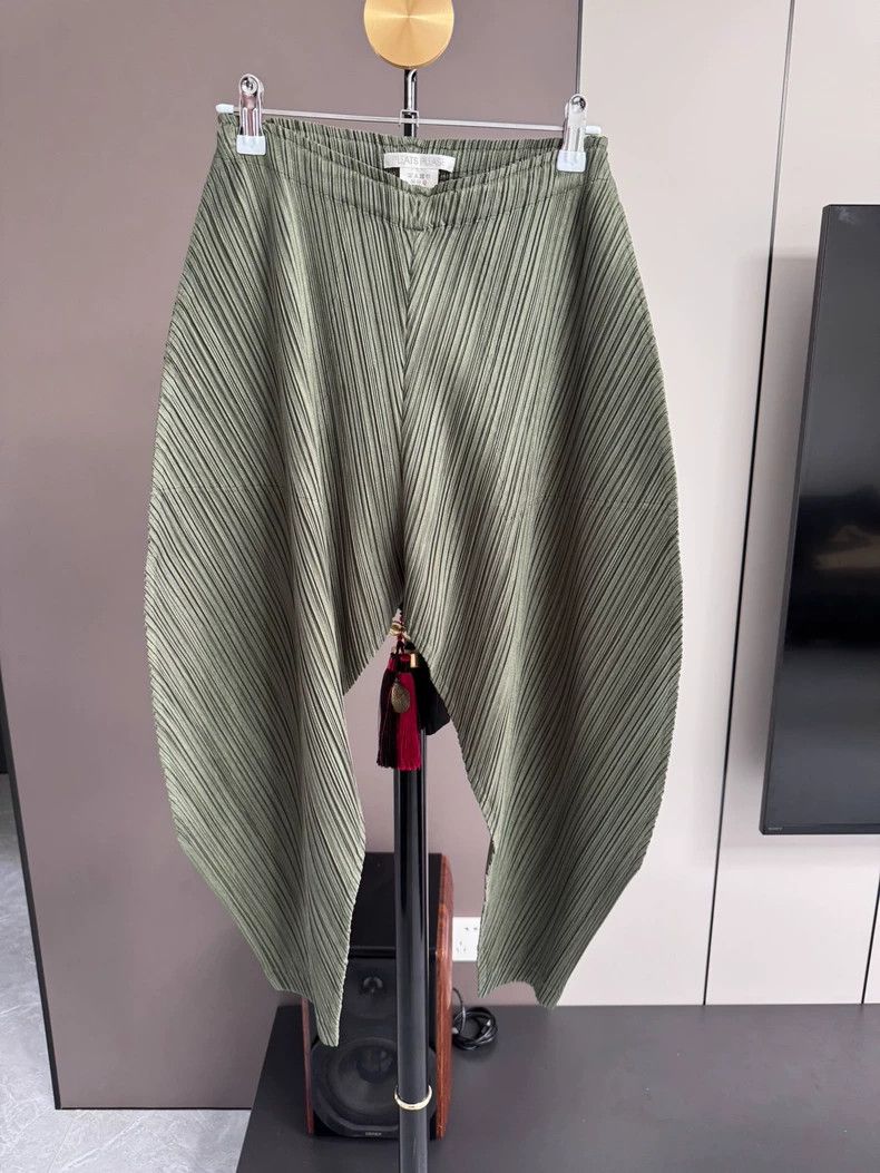 Issey Miyake Issey Miyake size:3 Military green thick balloon pants Size 22" - 1 Thumbnail