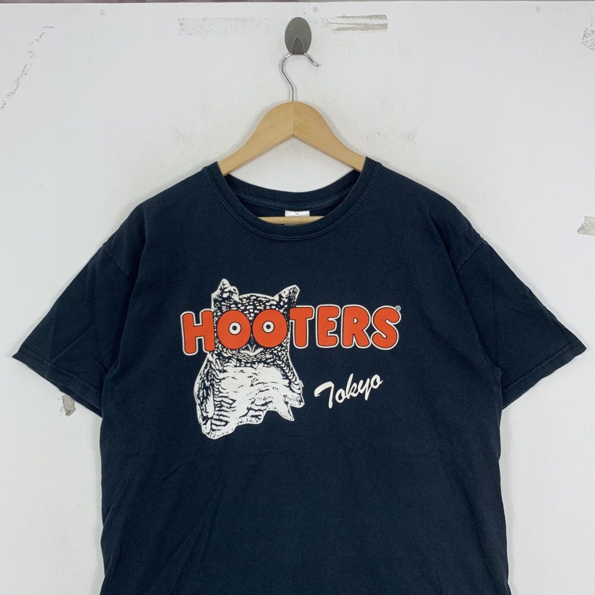 Vintage HOOTERS Tokyo Delightfully Tacky Yet Unrefined Tshirt Size US L / EU 52-54 / 3 - 3 Thumbnail