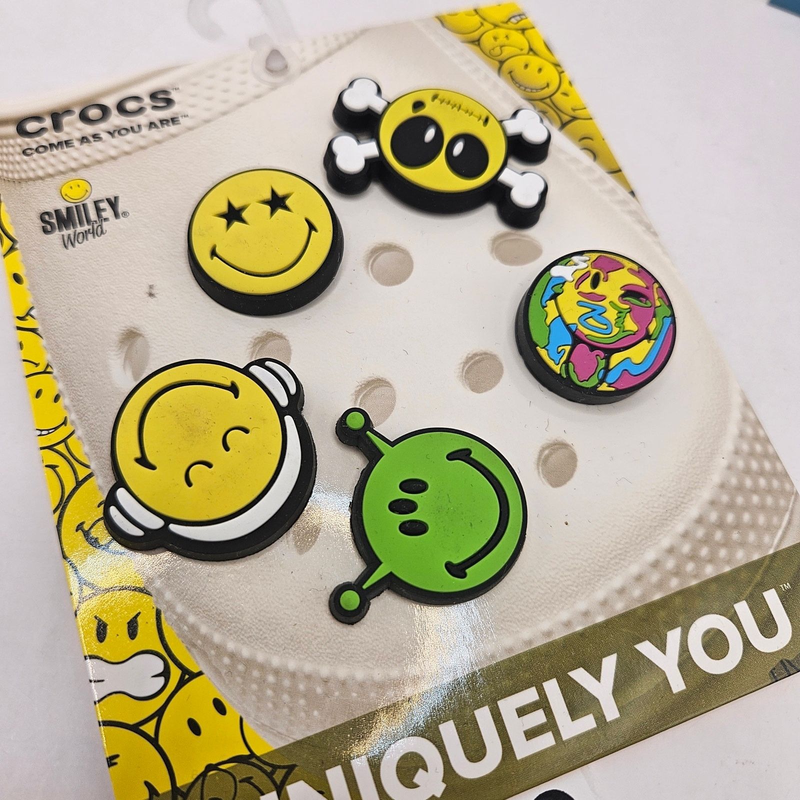 Crocs CROCS JIBBITZ 5PC LOT OF 3(15 CHARMS) SMILEY(1)+DINO(2) NWT Size ONE SIZE - 3 Thumbnail