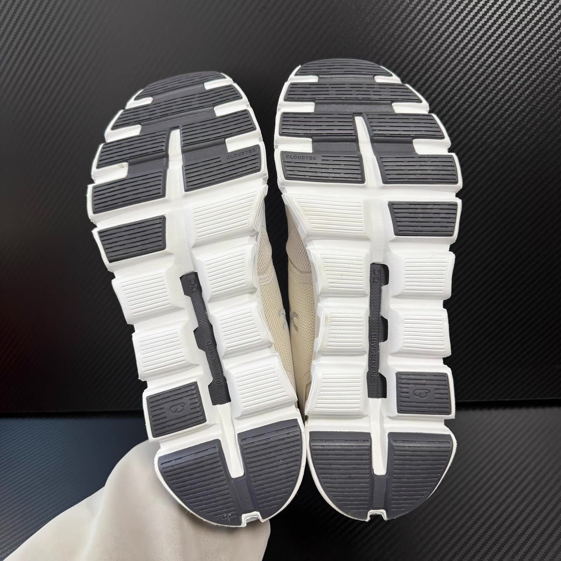 On On Cloud 5 Fuse Q10 Size US 8.5 / EU 41-42 - 2 Thumbnail