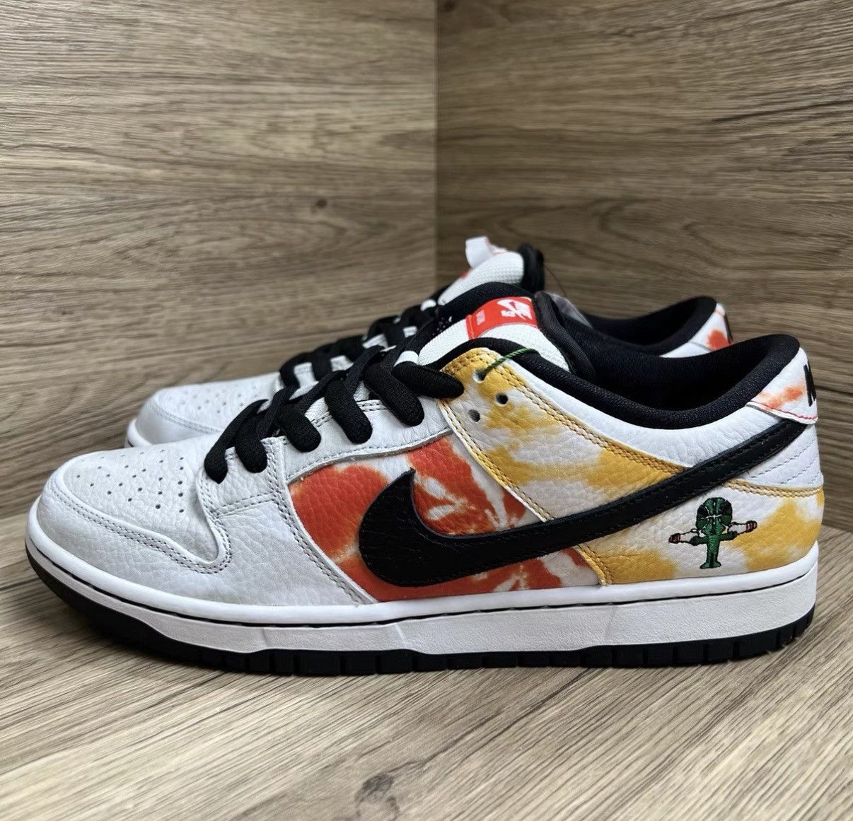Nike Nike Dunk SB Alien Sneakers J41 Size US 9 / EU 42 - 1 Thumbnail