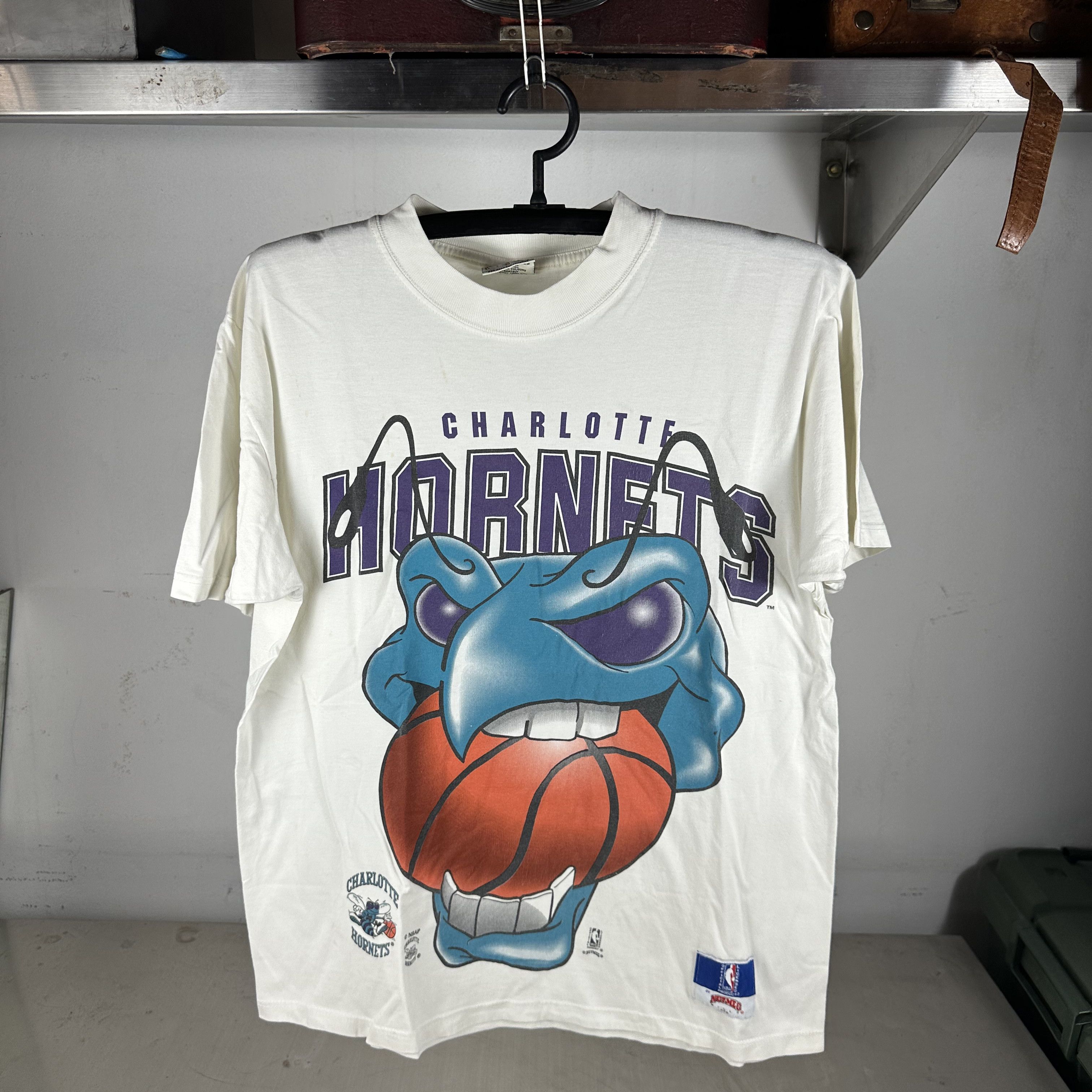 Vintage Vintage 90s Charlotte Hornets Basketball NBA Mascot T-Shirt Size US L / EU 52-54 / 3 - 1 Thumbnail