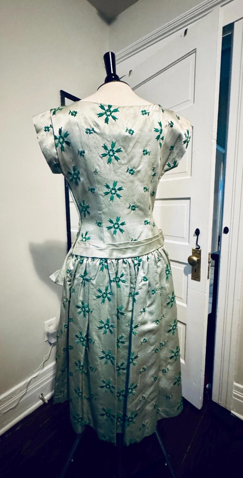 Designer Vintage 1950s Winnie-Marsh Embroidered Silk Shantung Dress Size S / US 4 / IT 40 - 5 Thumbnail
